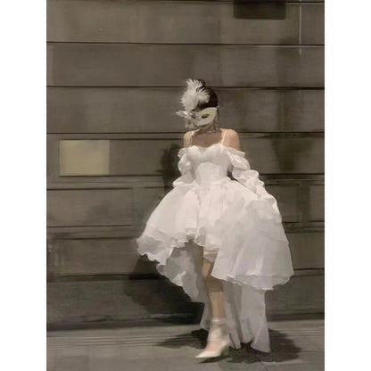 Fantasia de Princesa Élfica com Vestido de Ombros Descobertos e Saia Esvoaçante - Elegância para o Mundo Mágico