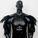 Protector de hombro con plumas medieval